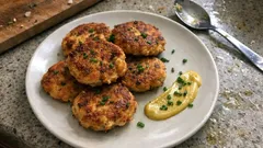Polpette di salmone e patate: croccanti fuori, morbide dentro (con un trucco per non farle aprire)