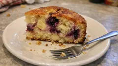 Torta di mele e more soffice e umida: il dolce da forno che profuma di casa