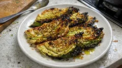 Verza al forno croccante: fette dorate con olio e semi, senza complicazioni