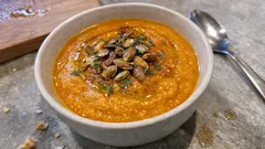 Vellutata di zucca con semi tostati: cremosa, leggera e senza panna