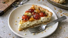 Torta salata ricotta di capra e pomodorini: croccante fuori, cremosa dentro, pronta in 30 min