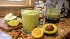 Smoothie all’avocado, mela verde e cocco: cremoso e pronto in 5 minuti
