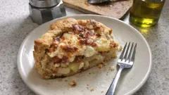 Torta salata patate e pancetta: soffice, alta e pronta in una ciotola sola