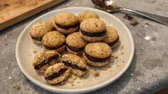 Baci di Dama alle mandorle con fondente 90%: friabili e poco dolci