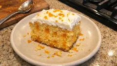 Poke cake all’arancia: la torta soffice e umida grazie allo sciroppo d’arancia