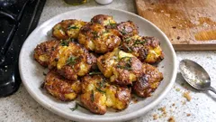 Patate schiacciate al forno: croccanti fuori e morbide dentro, con olio EVO e rosmarino