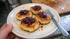 Mini burger di pollo con olive e capperi: dorati in padella, pronti in 15 minuti