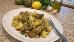 Carciofi e patate in padella: il contorno di stagione morbido e saporito, tutto in una volta