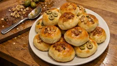 Panini al latte mignon: un impasto, tre gusti (olive, noci e cipolla)