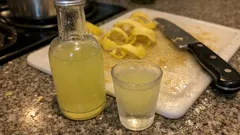 Limoncello fatto in casa: ricetta semplice e profumata con limoni non trattati