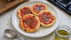 Pizzette rosse del forno come in panetteria: impasto morbido e cottura facile in teglia