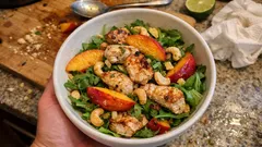 Insalata di pollo e pesche: fresca, proteica e pronta in pochi minuti