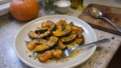 Zucca al forno a fettine con la buccia: dorata e profumata al rosmarino