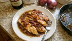 Petto di pollo con cipolle e Marsala: la padellata veloce con sughetto cremoso