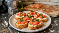 Tartine al salmone: crostini cremosi pronti in pochi minuti (senza cottura)