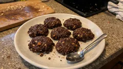 Biscotti senza cottura con datteri e cacao: pronti in frigo in 2 ore