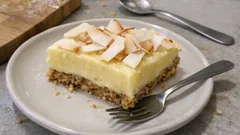 Tortina al limone con base cocco e mandorle: profumata e sempre morbida