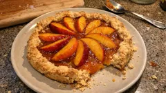 Crostata alle pesche con marmellata: frolla all’olio e ripieno soffice, sempre umida