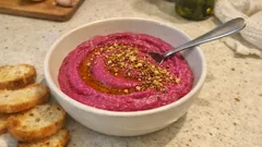 Hummus di barbabietola cremoso: pronto in frullatore con tahin e limone