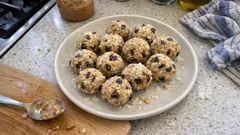 Palline al cocco con burro di mandorla e fondente: pronte in 10 minuti