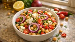 Insalata di ceci con feta e cipolla di Tropea: fresca, saporita e pronta in anticipo