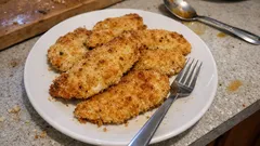 Cotolette di pollo al forno senza uova: croccanti fuori, morbide dentro