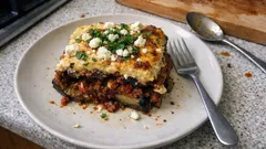 Moussaka veloce di melanzane con ragù e feta: gratinata e pronta da servire