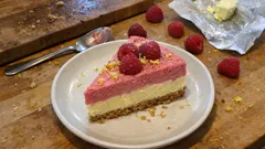 Cheesecake senza cottura lamponi e limone: fresca, cremosa e pronta in frigo