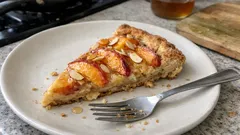 Crostata di pesche con crema di mandorla: frolla senza farine raffinate, facile e profumata