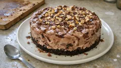Torta gelato cioccolato e nocciole: cremosa e senza forno, pronta in freezer