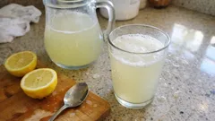 Sport drink post-allenamento fatto in casa: limone e miele, pronto in pochi minuti