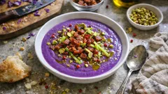 Vellutata di cavolo viola: cremosa e leggera, con pancetta croccante e pistacchi