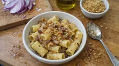 Pasta cipolle e mollica: il primo casalingo che si fa con pochi ingredienti