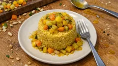 Miglio “in forma” con verdure croccanti e curcuma: lo sformatino leggero per il meal prep