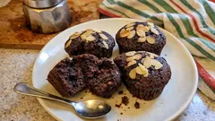 Muffin all’acqua e cioccolato: soffici, senza burro né latte, pronti in 15 minuti