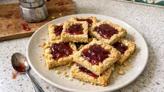 La crostata biscotto alla marmellata: morbida dentro e friabile ai bordi