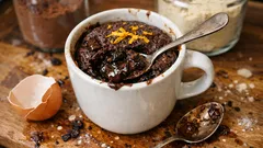 Chocolate mug cake in tazza: tortino al cioccolato pronto in microonde in 1 minuto