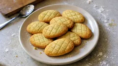 Biscotti di frolla senza uova allo yogurt e limone: friabili, pronti in 20 minuti