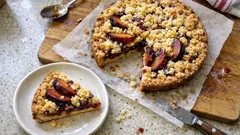 Crostata sbriciolata alle prugne: friabile sopra, morbida dentro (con marmellata)