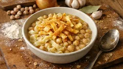 Ciceri e tria come in Salento: ceci cremosi e pasta metà fritta, metà lessata