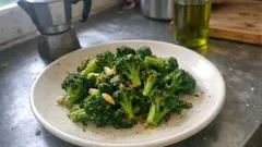 Broccoli ripassati in padella: il trucco della doppia cottura per farli verdi e saporiti