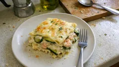 Lasagne bianche con zucchine e gamberetti: cremose, leggere e con crosticina dorata