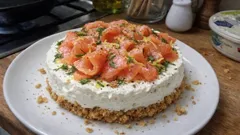 Cheesecake al salmone senza cottura: antipasto fresco con base di taralli