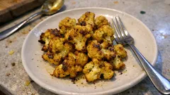 Cavolfiore al curry al forno: il contorno leggero e profumato che sta bene con tutto