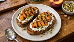 Crostoni integrali estivi: ricotta aromatizzata, pesche grigliate e pistacchi