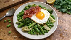Piselli e uovo all’occhio di bue con speck croccante: piatto unico primaverile