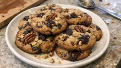 Cookies con pecan e cioccolato fondente: morbidi al centro, pronti in poco tempo