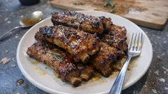 Costine di maiale al forno con miele e birra: glassate, tenere e ben caramellate