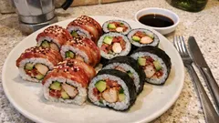 Sushi di carne fatto in casa: uramaki e futomaki con pollo, bacon e avocado