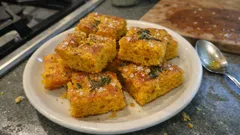 Focaccia alla zucca soffice e profumata: l’impasto facile con rosmarino e sale grosso